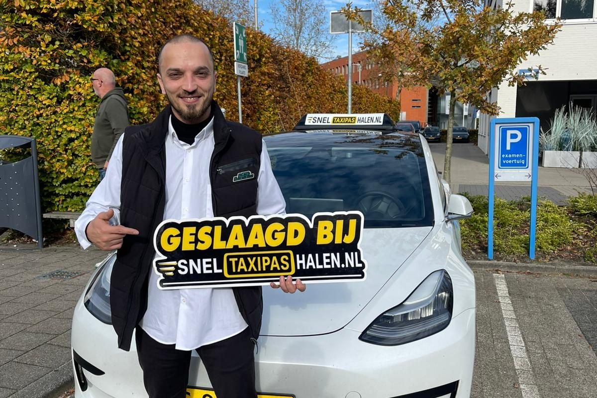 Cursist met zijn taxipas na het CBR-praktijkexamen